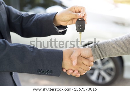 The picture of a car buying and buying between a salesperson and a customer