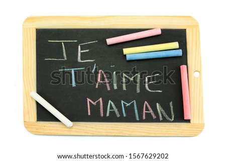 slate written in french on "I love you mom"
