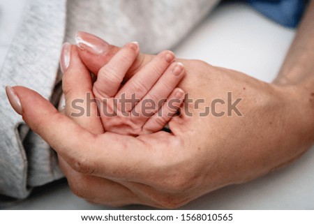 baby hand in mothers hands