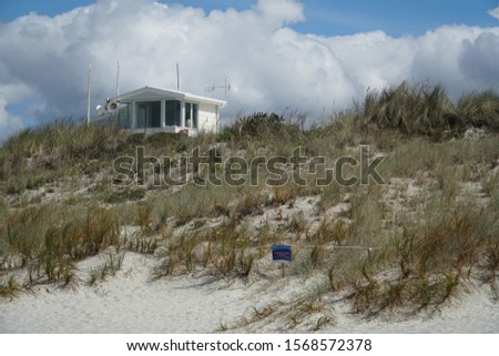 picture showing a beach hut at the new zealand shore