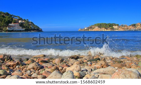 The photograph shows the coast of the island of Palma de Mallorca near the city of Porto Cristo. The picture was taken in the fall.