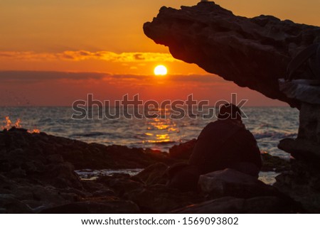 Traveler photographer take picture the sunrise on sea