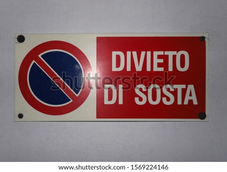 divieto di sosta (translation: no parking) traffic sign with car spotlights reflected