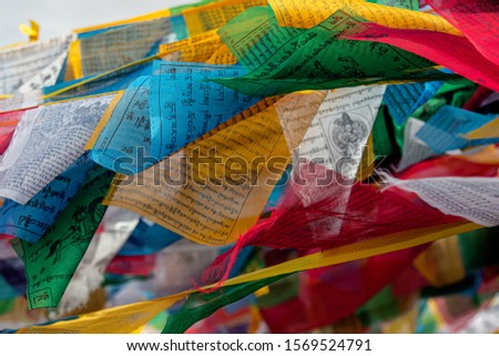 Throw seeds in the wind to make the sky bloom.
The flags are made with colored fabrics that according to Tibetan and Nepalese tradition are used to give peace, happiness and prosperity through the f