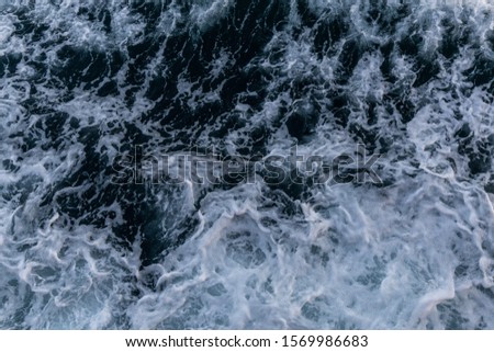 Sea waves that occur during a ship are running.