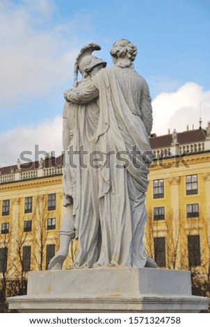 Statue of couple holding each other in front of Schloss Schönbrunn Wien