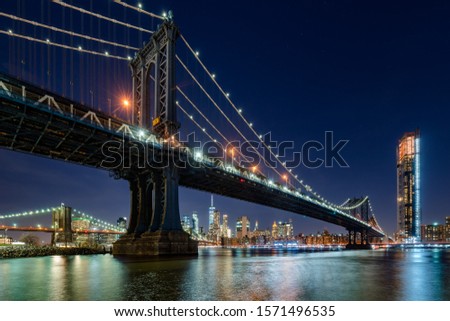Night view of the Manhattan Bridge from Brooklyn Main Street Park with skyscrapers of Lower Manhattan in the background. New York City, NY, USA