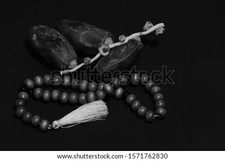 Black and white picture of date palm and beads