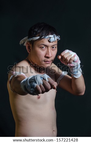 Muay Thai attack hand - elbow.