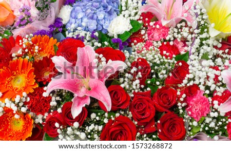 Mix fresh roses flower with droplets in bouquet at flower market,pattern background,selective focus