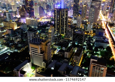 Photos of cities and tall buildings in Bangkok at night