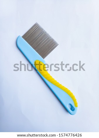 Head lice combs can be used to reduce head lice in the hair