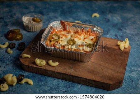 Stock image of closeup of freshly bakes pasta , with cheese and black olives 