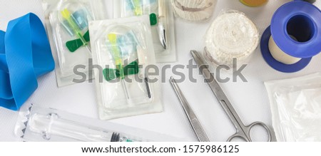 Kit for quick medical assistance in an emergency or emergency, with vials, scissors and tweezers, gauze, compressor, syringe, adhesive tape and disinfectants.