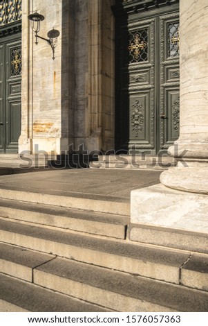 A vertical shot of the entrance of Frederik's Church captured in Copenhagen, Denmark