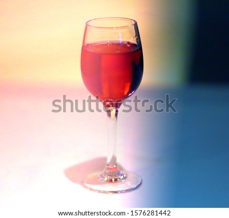 Photo macro of a glass of wine in a cafe