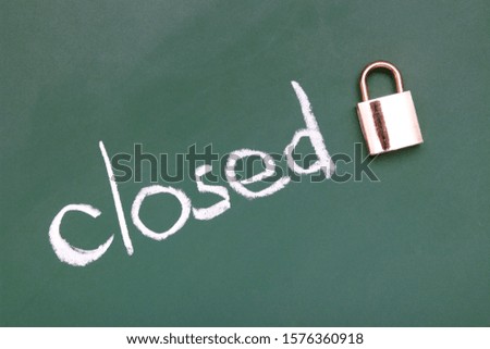 the inscription closed with chalk and padlock on a green blackboard background