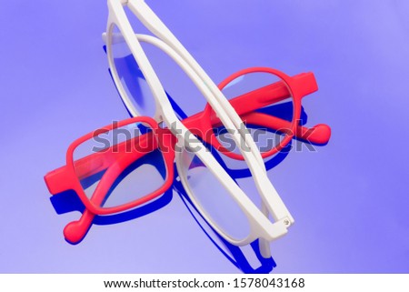 Glasses with corrective glasses to see well from far or near or to read.