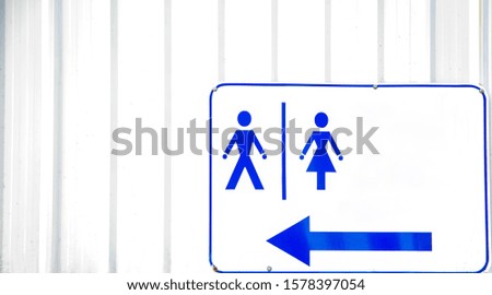 
A sign for the way to the male toilet