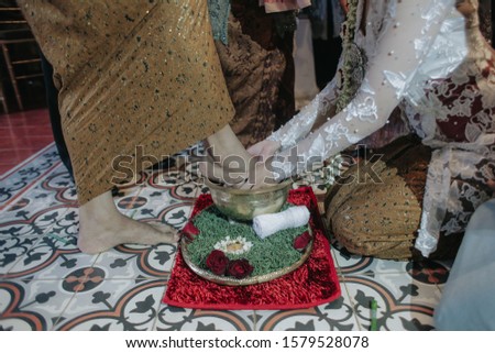 Ngidak tagan - The rite of stepping on a raw egg by the groom is held with the hope that he will be blessed with children. Then, the bride will wash his feet as a sign of love