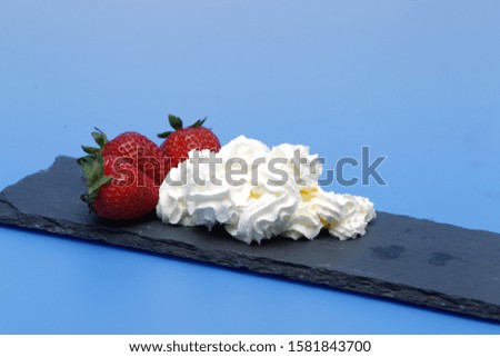 Whipped cream, with strawberries. Product derived from cow's milk.