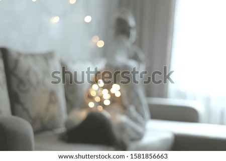 blurred background with man in room lying on sofa with bokeh. stock foto