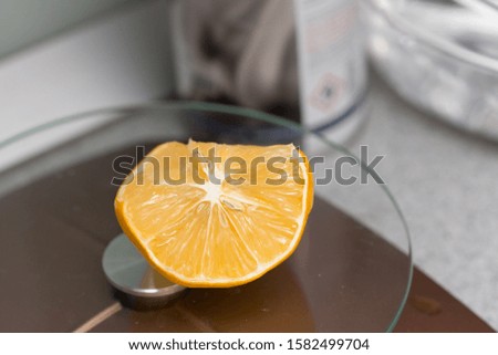Limon. A slice of lemon with a thin peel lies on the kitchen table