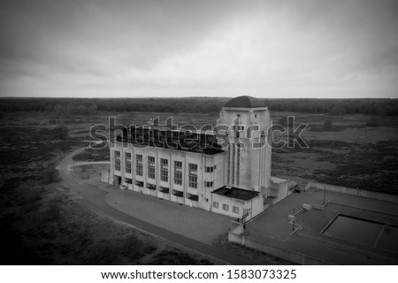 Black and white picture of an aerial view of Building A at  Radio Kootwijk on a cloudy day 