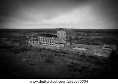 Black and white picture of an aerial view of Building A at  Radio Kootwijk on a cloudy day 