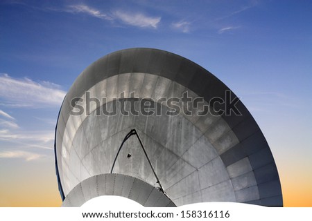 Dish antenna with a metallic reflex reflector in operation