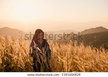 Lifestyle Beautiful 
 women in the meadow and the sunset light