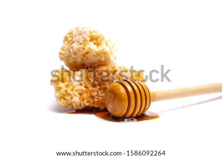 A picture of honey dipper with honey and honeycomb sugar for alternative sweer in food for diabetics.