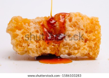 A picture of honey dripping on honeycomb sugar. Both are good for diabetics as alternative sweet.