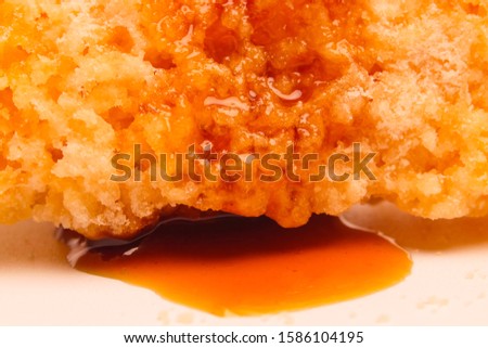 A picture of honey dripping on honeycomb sugar. Both are good for diabetics as alternative sweet.