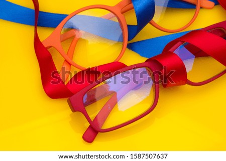 Colors and glasses to see far and near, to read; Giving health is a very good option for specific dates such as Christmas, anniversaries and gifts to the family.