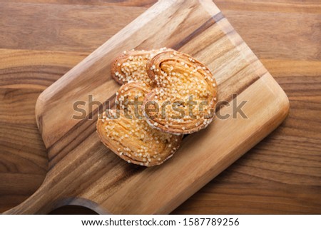Palmier and cutting board taken in the studio
