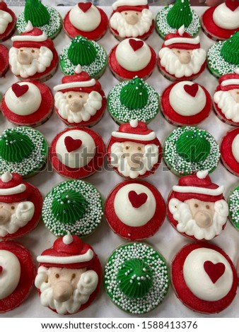 Christmas cupcakes in red and green