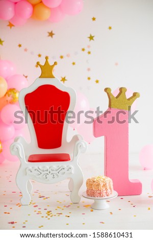 Background first birthday with throne and smash cake