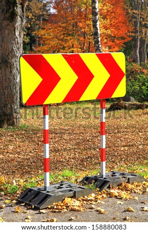 Road sign RIGHT in the autumn park