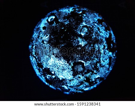 Model of the luminous blue moon