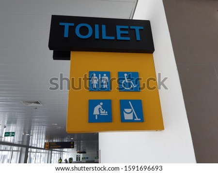 A toilet direction sign for passengers
