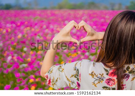 The girl raises her hand to show a meaningful heart-shaped symbol. Tell her that I love you on a blurred background of nature.
The concept of showing symbols to tell love Lover on valentine's day
