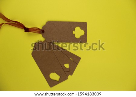Photo with the image of tags on a yellow background, with symbols.
