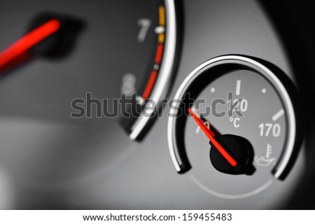 Color detail with the coolant temperature gauge in a car