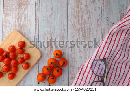 Tomatoes on the wooden floor in the kitchen