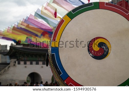 A huge drum and many tourist installed at the entrance of Gyeongbokgung Palace in Seoul, South Korea