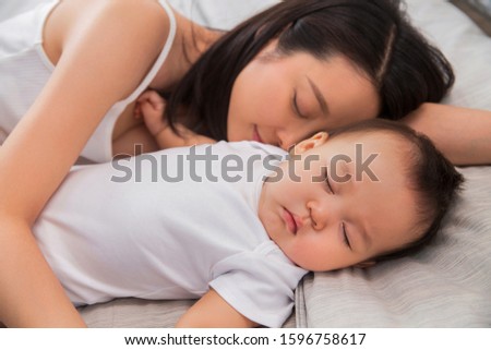 Mother to accompany the baby to sleep