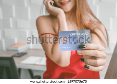 ็Happy of woman Holding of Credit Cards vintage style background textures concept.