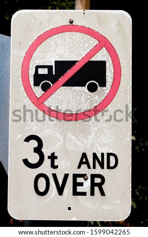 No truck 3t and over. Signpost prohibiting entry of lorries.