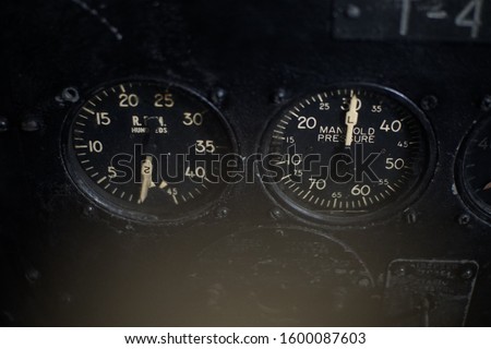 pressure indicator in old aircraft